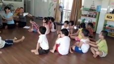 Giờ học massage của các bạn Lớp Lớn 1 Giờ học massage của các bạn Lớp Lớn 1
