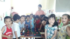 Giờ học nặn quả cà chua của các bé lớp Lớn 1 Giờ học nặn quả cà chua của các bé lớp Lớn 1