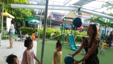 Hoạt động học và chơi của trẻ với các cô giáo nước ngoài 