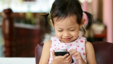 Bác sĩ Việt ở Anh cảnh báo tác hại khôn lường khi cho trẻ dùng điện thoại Bác sĩ Việt ở Anh cảnh báo tác hại khôn lường khi cho trẻ dùng điện thoại