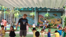 BÉ CHƠI "MÈO BẮT CHUỘT" CÙNG THẦY TOBIAS BÉ CHƠI "MÈO BẮT CHUỘT" CÙNG THẦY TOBIAS