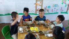 MỘT GIỜ ĂN TRƯA CỦA CÁC BÉ MẪU GIÁO LỚN MỘT GIỜ ĂN TRƯA CỦA CÁC BÉ MẪU GIÁO LỚN